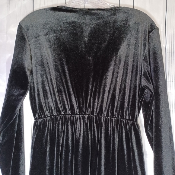 Lilypad velour v-neck long-sleeved dress - Picture 9 of 11